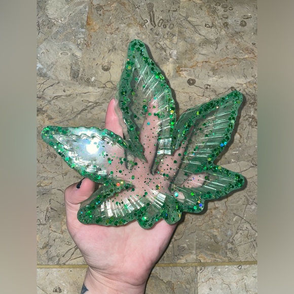 Pot Leaf Resin Ashtray Handcrafted | Home Decor - Picture 11 of 11